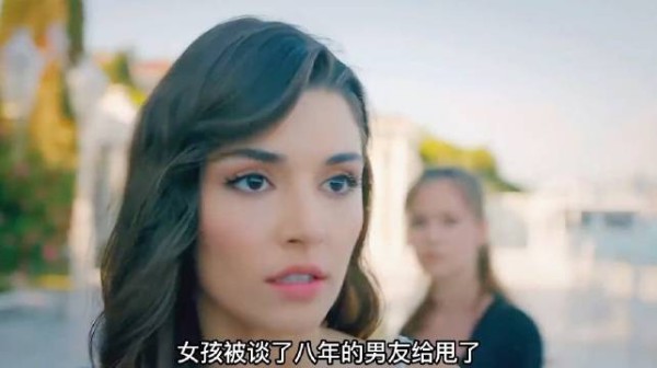 女孩被谈了八年的男友给甩了,为了挽回面子,随便找了个路人亲了上去