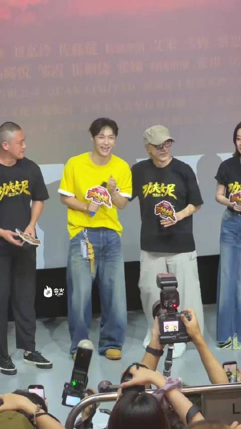 在星爷旁边完全是小孩子的艺兴