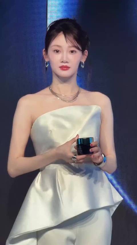 苗苗-vivi整个人皮肤白皙，仪态体态都真的没的挑