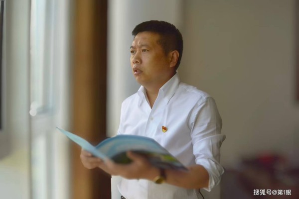 重庆武隆大舞台火爆出圈 老板甘元忠化身“主角”登台互动