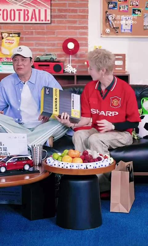 鹿晗直播口误急刹车,表情凝固引热议