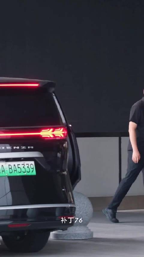 张艺兴长沙出发手领丝巾 标志性敬礼