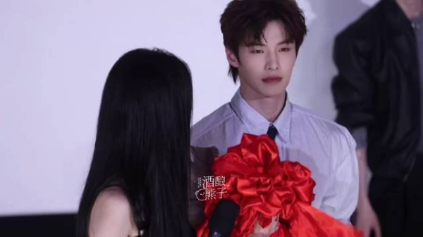 何与争抢绣球引现场骚动