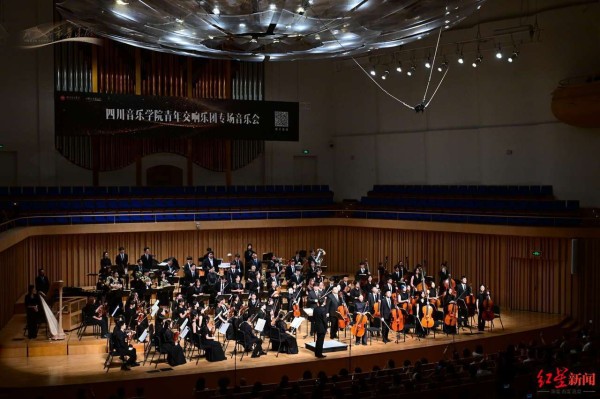 青年指挥家胡星宇执棒,四川音乐学院青年交响乐团专场音乐会赢得满堂彩
