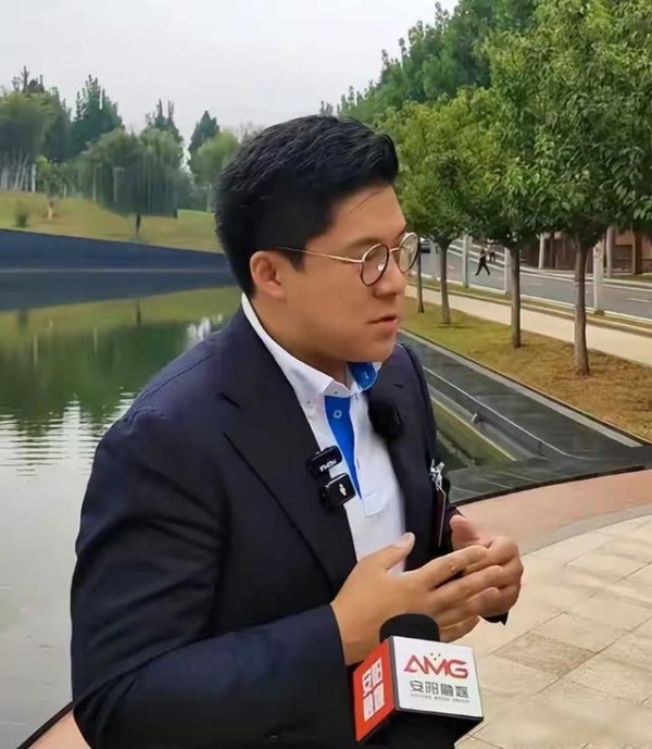 霍启刚低调过寿,朱玲玲另辟蹊径,母子俩走出豪门阴影