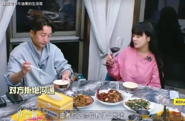 法国超级巨星姆巴佩的肤色,骗过了绝大多数球迷 他的母亲是北非阿尔及利亚裔白人,这位前职业手球运动员或许也没想到,儿子肤色完全偏向父亲,黝黑纯粹 很多球迷理所当然认为他是纯正撒哈拉以南非洲黑人球员