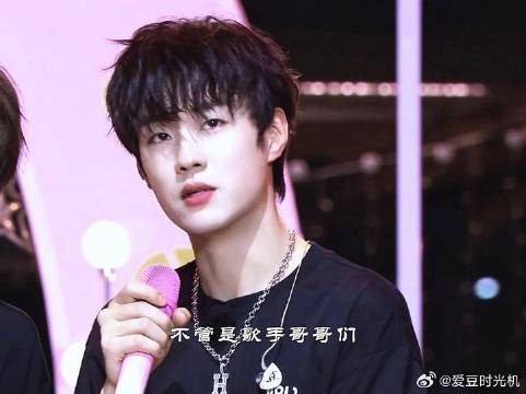 “未来我们还要走很多很远的路 我们走着瞧！”