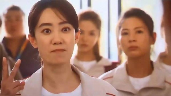魔丸热巴 ,这一幕我都不知道夸谁帅了,都好帅,被揍的也好帅 功夫女足