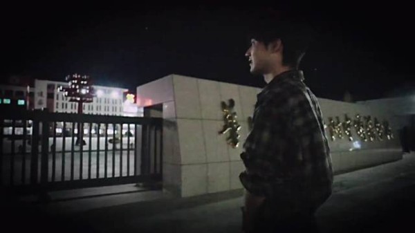 十年前在乌鲁木齐live house打工的舞台助理,十年后拿到了属于他的最佳男歌手