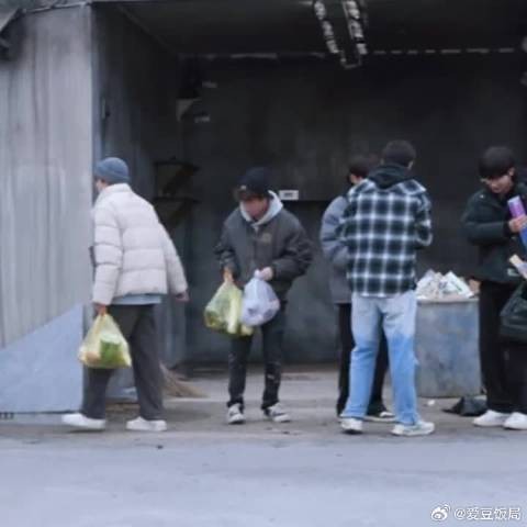 李昊指挥搬搬搬，赵一博陈少熙王一珩问搬哪个