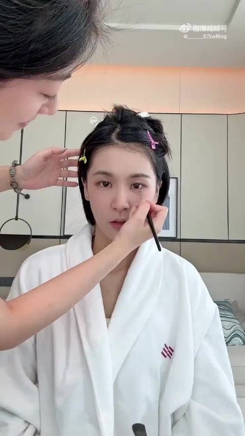 曾沛慈拍趣味短视频玩梗
