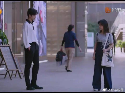 李尖尖像牵狗一样的牵手
