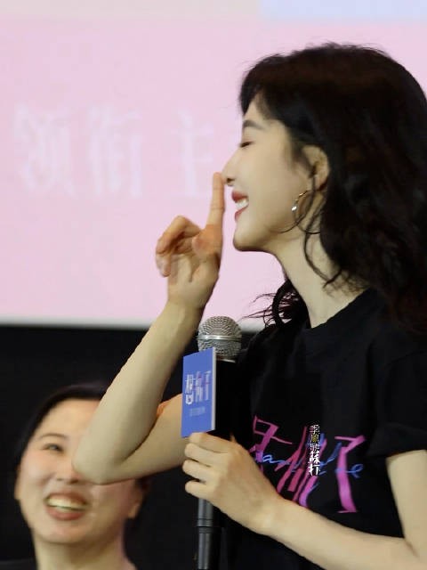 感受一下章若楠的姐感瞬间!给观众席送纸引发骚动后的这个嘘我尖叫