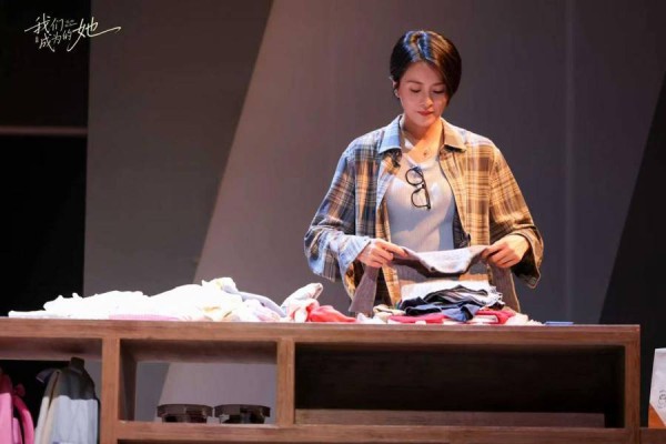 出道30年首登话剧舞台,梁咏琪如何演绎本土化“金智英”