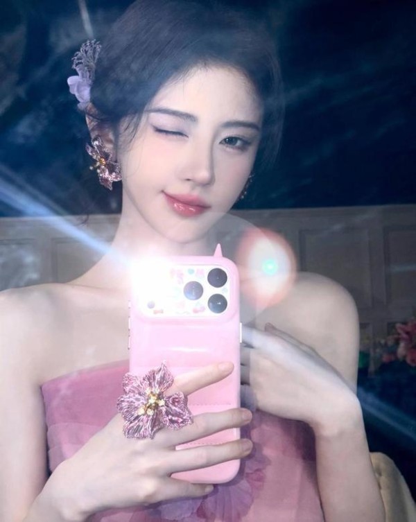 搜狐娱乐讯 7月14日,鞠婧祎在社交平台公开一组日常随拍,照片里的她对镜自拍,气质优雅。
