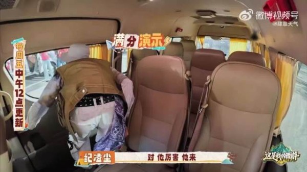 宋亚轩为刘耀文叫早,刘耀文见宋亚轩笑后捏肩