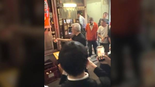 黄仁勋东京街头向粉丝发红豆糕，被粉丝围得水泄不通！还去居酒屋涮牛杂