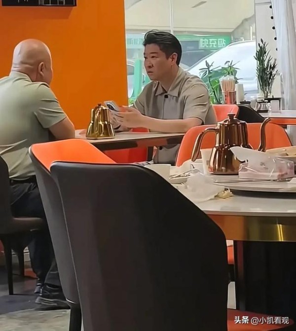 曹云金餐厅被“郭德纲同款”大叔吓懵,抬头那几秒太真实了