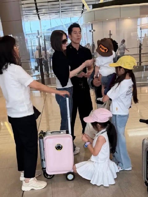 郭富城方媛带三个女儿现身机场