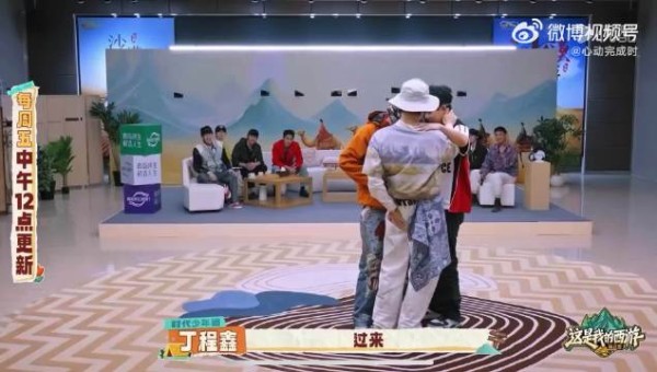 丁程鑫手不能动仍卡点跳舞，张真源叮嘱好好表现