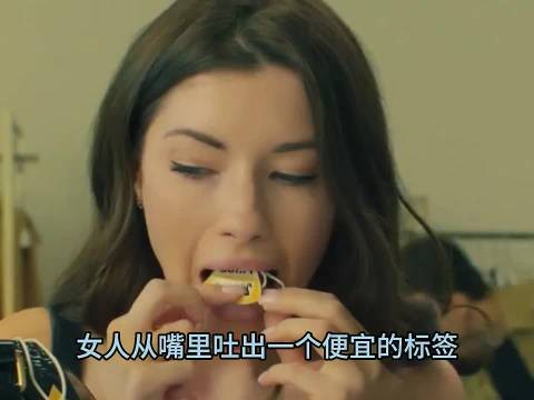 女人从嘴里吐出一个便宜的标签，她把便宜的标签挂在昂贵包包上