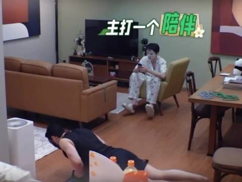 王俊凯穿睡衣敷面膜陪黄晓明健身,居家日常松弛温柔