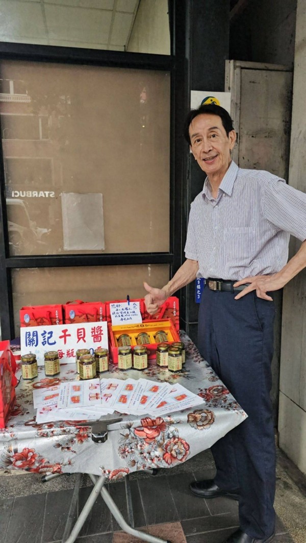 TVB前资深男星台湾摆摊被偶遇,曾被诈骗2000万,父亲是老戏骨