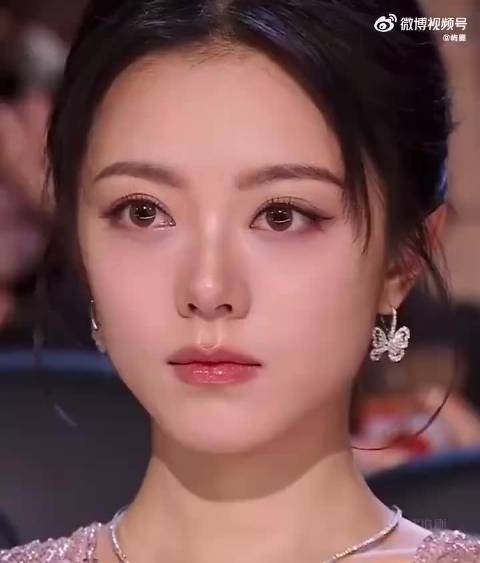 高清镜头独显完美妆面，林允化妆师获赞保留特色
