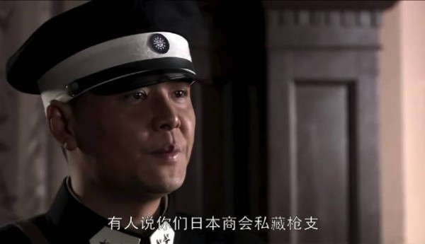 陈怡在此餐厅兼职服务生,分配到两名日本浪人的桌前上菜