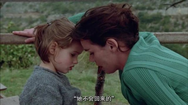 葬礼上表姐说妈妈去了天堂,表弟泼冷水又安慰,小女孩不愿接受妈妈离开的事实