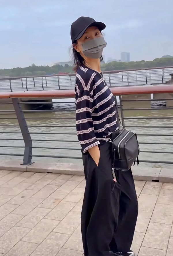 张曼玉穿79块老头衫直播,31万人挤进来看:人活到极致,就是敢于展示真实的自己