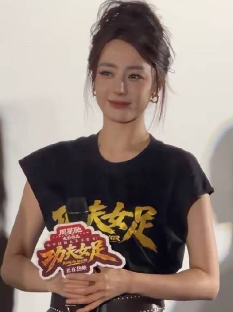 当周星驰牵着迪丽热巴步入影厅的刹那，我瞬间破防！