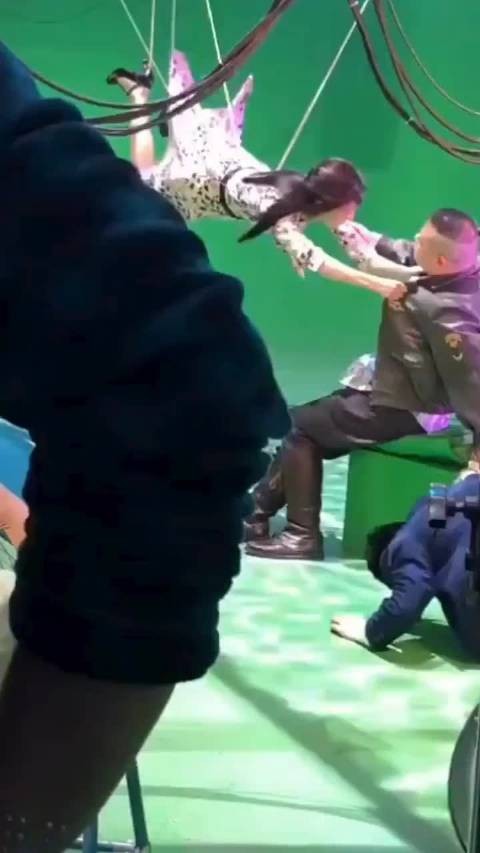“丫丫”佟丽娅吊着威亚强吻岳云鹏! 感觉岳云鹏就不是奔着片酬来得!