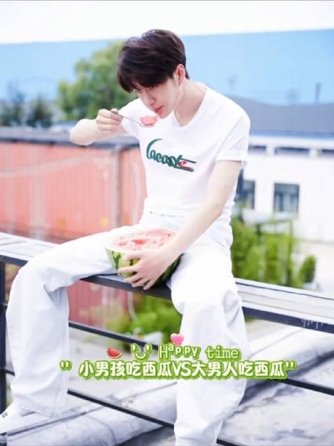 王一博出道的早,干点啥都有记录,包括啃西瓜