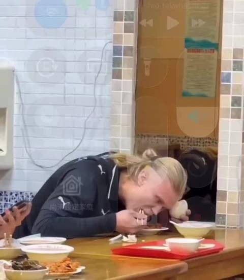 哈兰德最喜欢的meme是国人用ai做的那个 吃饭被自己吓到的表情包.