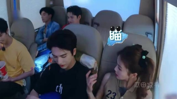 被白梦妍肆无忌惮的捉弄,张凌赫的无语直接写在脸上