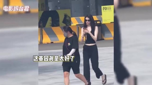 何穗带儿子在沙滩上玩耍,小Win手长脚长很活泼!