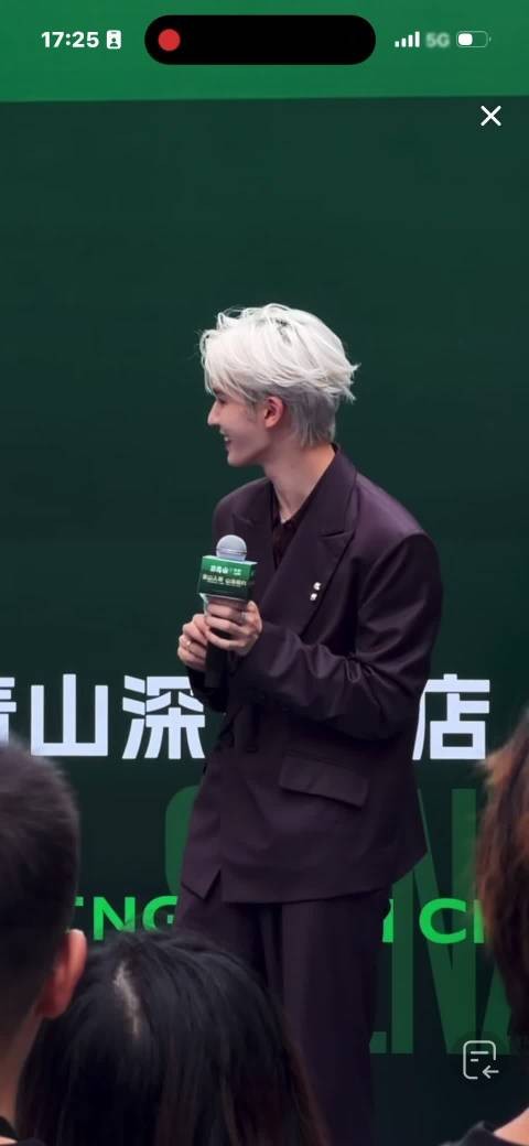 朱正廷尹俊同框线下活动,感觉他们很少出席活动了吧