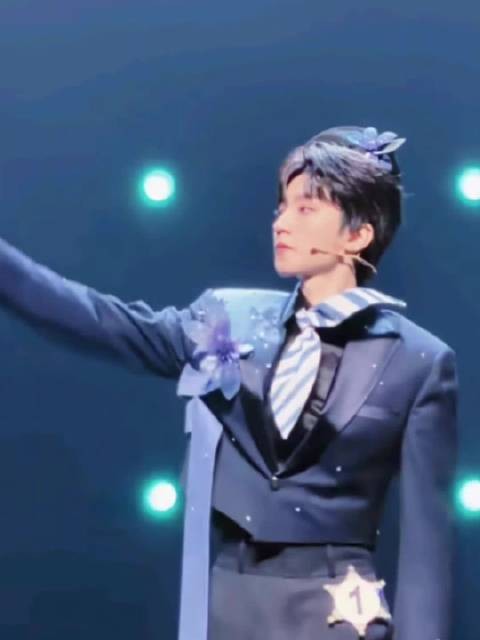 王俊凯演唱会退场鞠躬致谢,每次见面都真诚对待