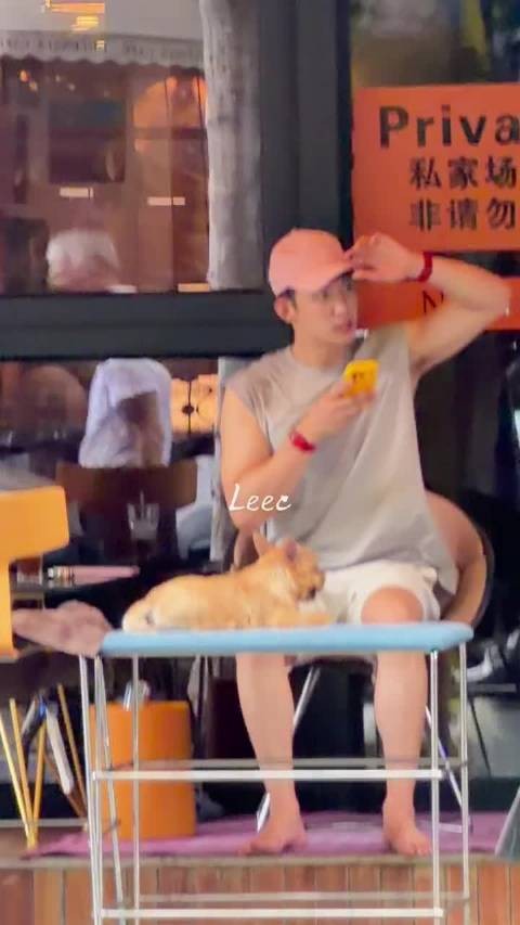 每天就这样看着黄鱼鱼出门骑骑车,遛遛狗,好安逸哦,粉上黄景瑜真的爽爆啦!