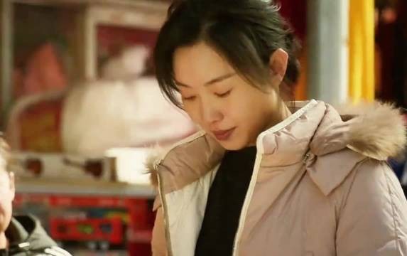 女人发现一个男人在五分钟之内与她擦肩两次,突然警觉起来