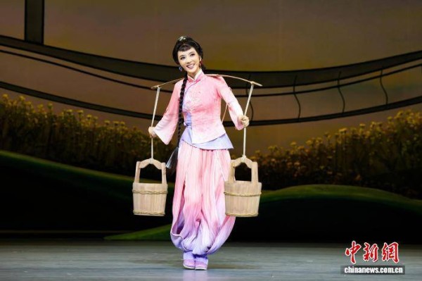 青春越剧《九斤姑娘》杭州首演 李云霄领衔演绎
