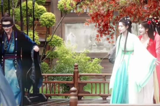 萧无衣在嘉鱼帮助下,掩饰了眼疾,靠听声辨位反击敌人