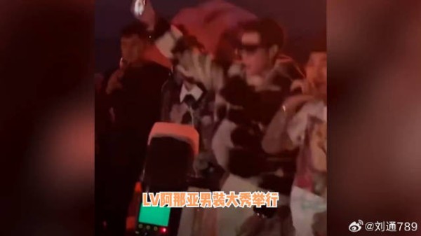 王鹤棣“艳压”全场男星!穿貂戴墨镜唱Rap,欢快蹦迪帅炸了 王鹤棣