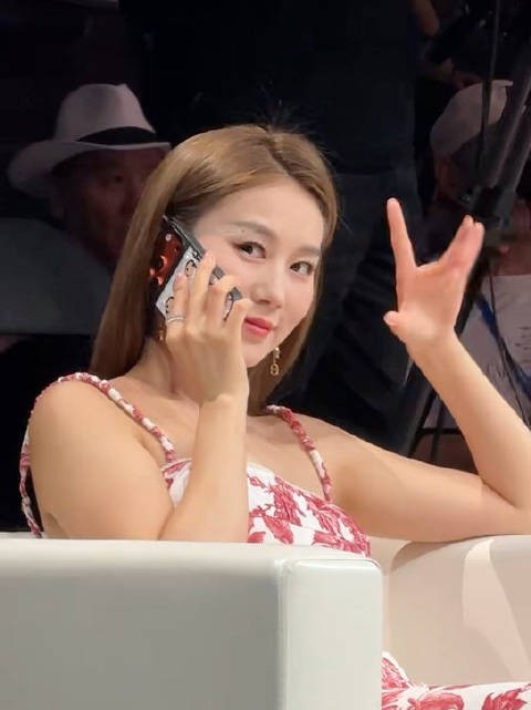 坐在评委席,感觉灯是亮一点