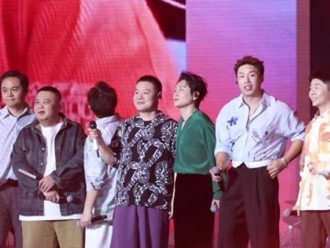德云社三十周年,岳云鹏携手师兄弟们同台演绎《友谊地久天长》