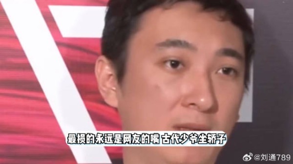 王思聪坐轮椅游乐园,翘二郎腿被推搂俩美女