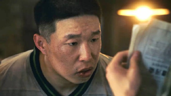 两个贼在看报纸时突发奇想,如果去偷一个贪官,肯定比去偷金店安全的多