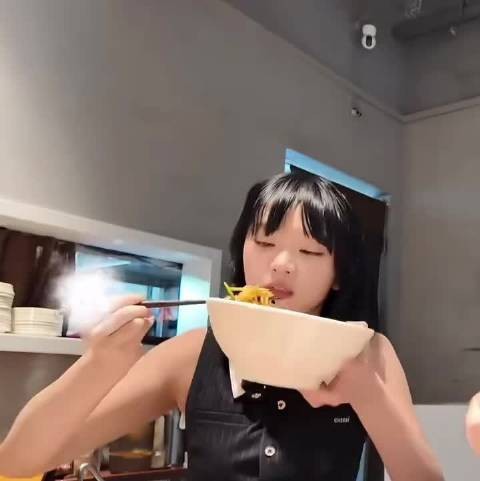 黄灿灿7月19日发布吃面视频,因一句话放飞自我