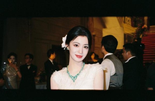 王楚然笑容温婉大方。